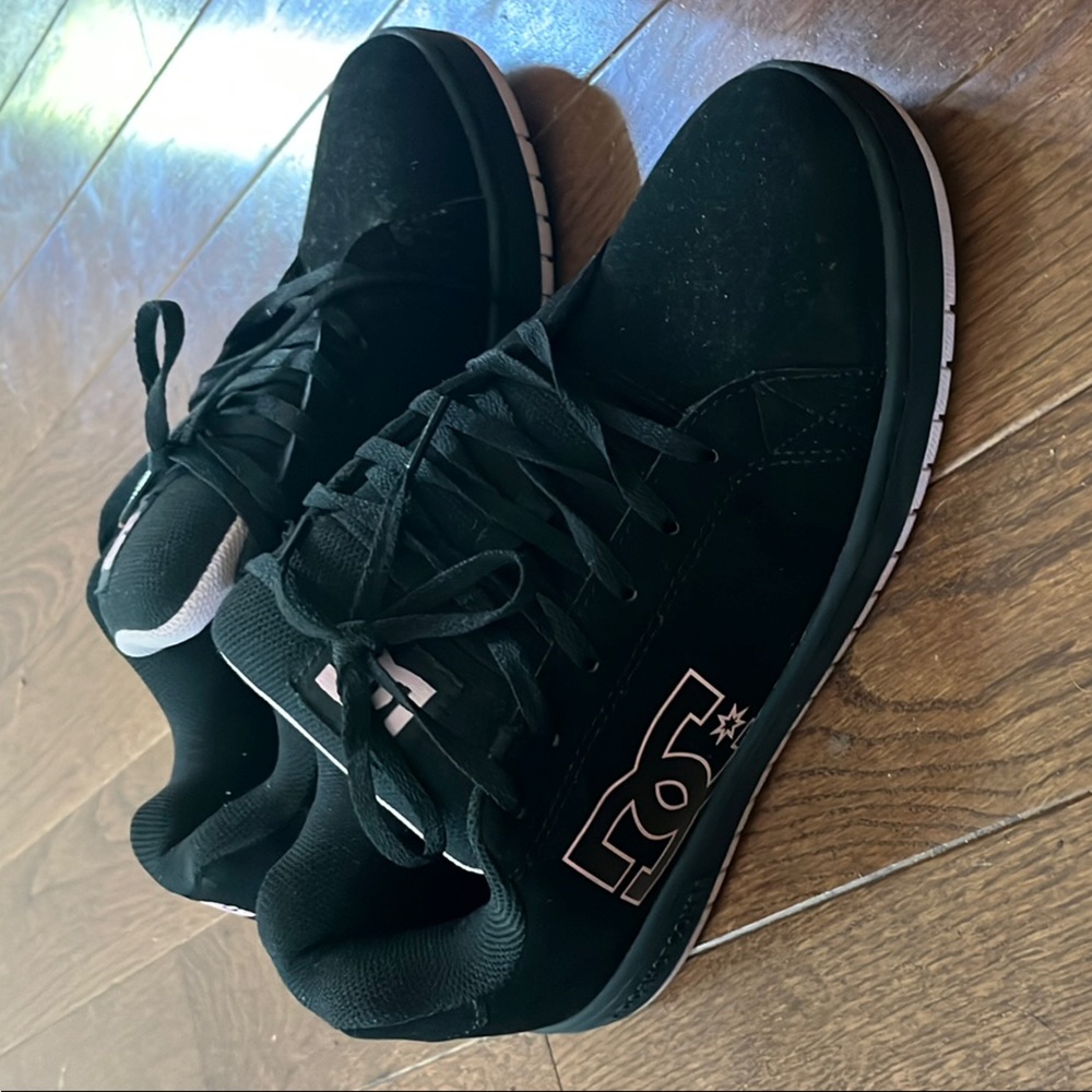 DC Comics Black Sneakers Sleek Skateboarding almost brand new got worn once